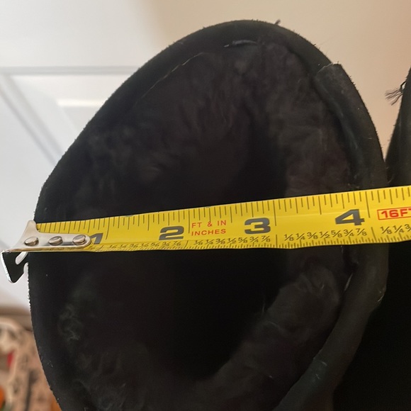 Ladies size 5 BearPaw black lined flat boot.  EUC - Picture 12 of 17